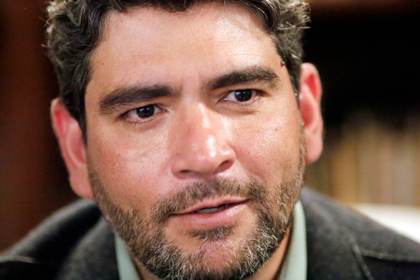 Poeta hondureño Rolando Kattan advierte que leer en digital borra "anclas de la memoria"