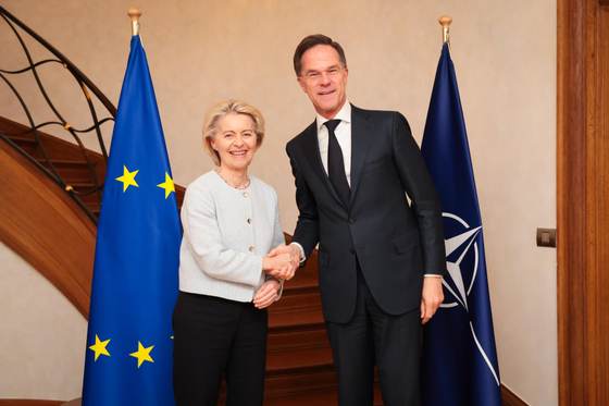 Von der Leyen y Rutte abordan cómo aumentar la producción de defensa y seguir apoyando a Kiev