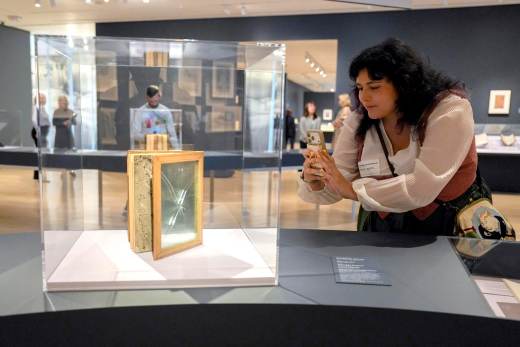 El libro surrealista en el MoMA: arte, erotismo, clandestinidad y resistencia al fascismo