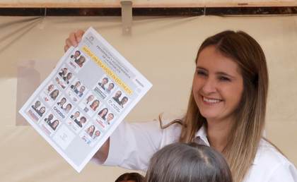 Paloma Valencia vota en Bogotá con la esperanza de ser la primera presidenta de Colombia