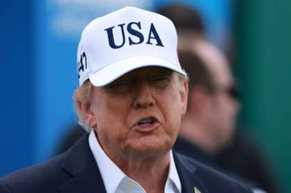 Trump acusa al Supremo de que sus decisiones "erróneas" han costado "billones" a EEUU