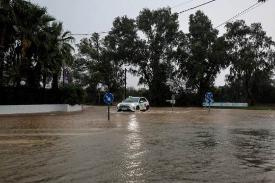 Las lluvias torrenciales matan a una mujer en España y causan incidencias aeroportuarias