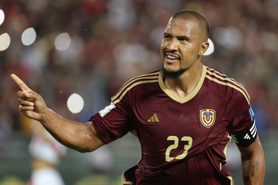 Salomón Rondón alcanza los 50 goles con Venezuela tras un doblete en Tashkent