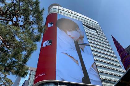 La banda de K-pop BTS vende cuatro millones de copias de su nuevo álbum en un día