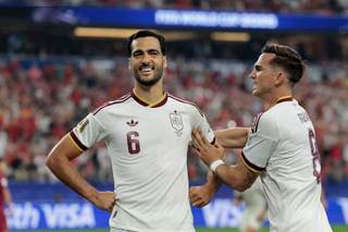 ¿Por qué arrasa en ventas la camiseta blanca de España?