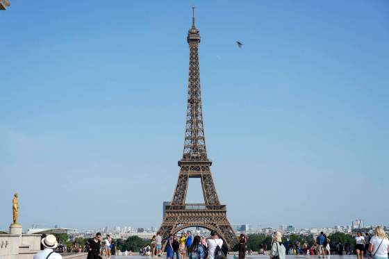Dimite el patrón de la Torre Eiffel tras el escándalo de la exclusión de mujeres