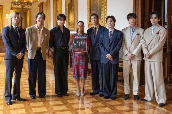 Claudia Sheinbaum recibe en México a la agrupación surcoreana de K-pop BTS