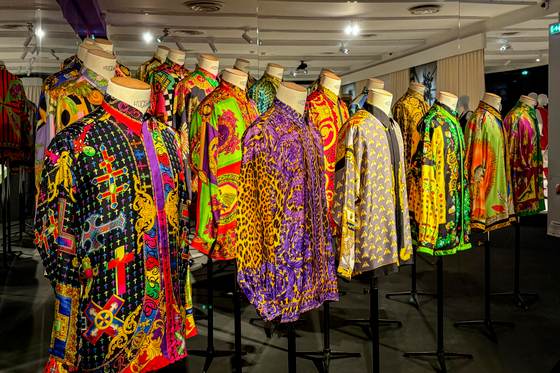De camisas estampadas de Versace a pipas de Lancel, la moda masculina se expone en París