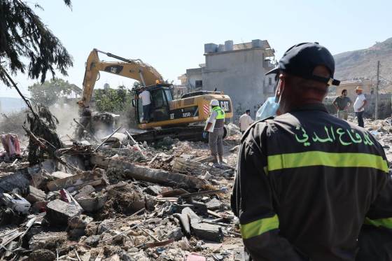 El Líbano despide a doce víctimas entre edificios destruidos por los ataques israelíes
