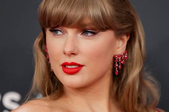 Taylor Swift sorprende en el preestreno de 'Toy Story 5' en Los Ángeles