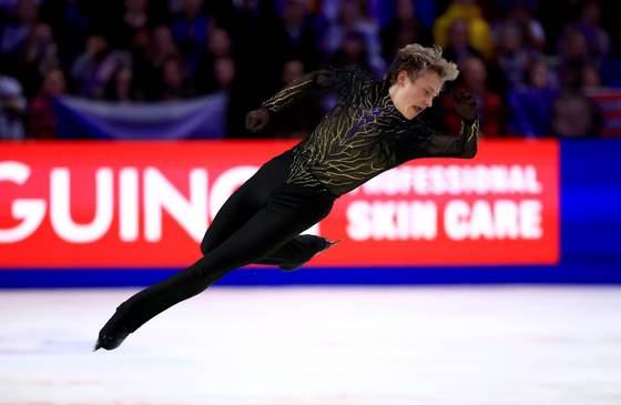 Ilia Malinin sella en Praga su tercer título mundial consecutivo de patinaje artístico