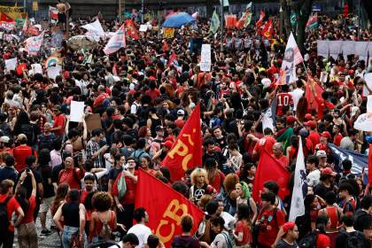 Miles de estudiantes toman el centro de Río en un acto contra Bolsonaro y a favor de Lula