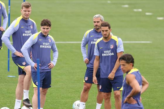 Sorloth entra en la convocatoria; Hancko, Giménez, Lookman y Almada, bajas