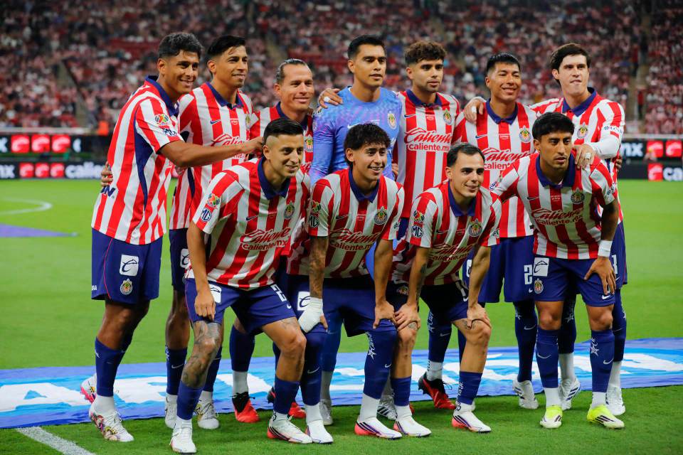 Guadalajara golea a Pumas y toma el liderato en México