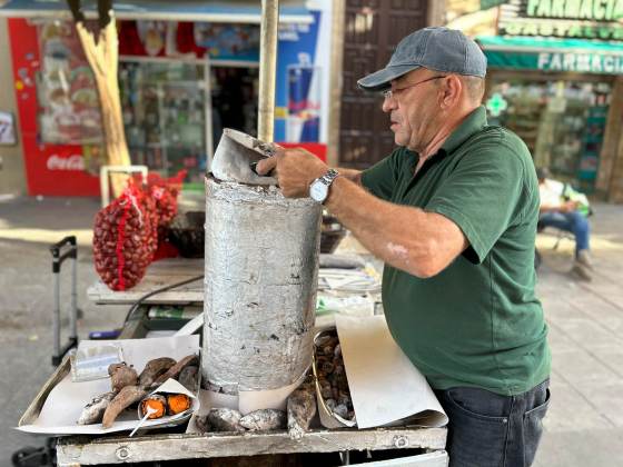 Los castañeros llegan con el otoño: "Aunque haya 30 grados, la tradición no se toca"
