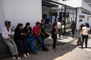 La desesperada búsqueda de desaparecidos en la zona cero del doble terremoto en Venezuela
