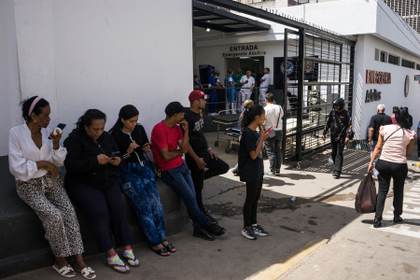La desesperada búsqueda de desaparecidos en la zona cero del doble terremoto en Venezuela