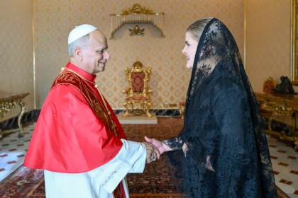 Laura Fernández invita a León XIV a visitar Costa Rica en su reunión en el Vaticano