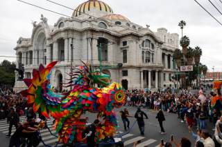 Alebrijes gigantes desfilan y llenan de fantasía y color las calles de Ciudad de México