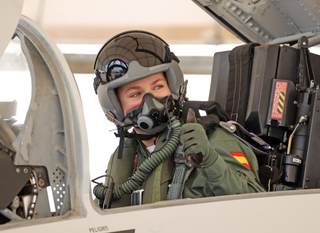 La Casa Real distribuye imágenes de la formación de la princesa Leonor en un avión F-5