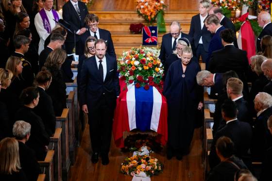 La familia real noruega da el último adiós a la princesa Astrid, hermana de Harald V