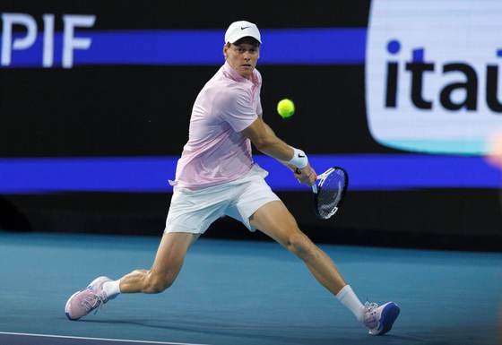 Sinner avanza a octavos en Miami y rompe un récord de Djokovic