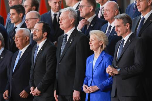 Los líderes de la UE piden a Von der Leyen medidas para abaratar la electricidad