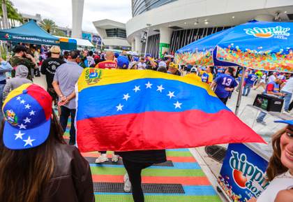 Miles de fans venezolanos llenan Miami para apoyar en final del Clásico Mundial de Béisbol