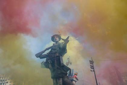 València lanza al mundo un grito colectivo contra las guerras en sus Fallas más pacifistas