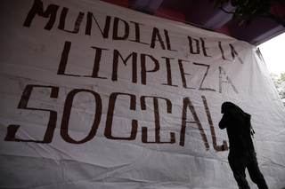 Activistas acusan intento de "borrar" lucha por el agua junto al Estadio Ciudad de México