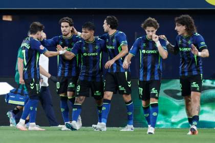 1-2. El Betis asalta La Cerámica y dispara las alarmas en el Villarreal