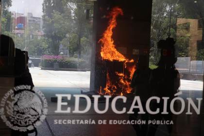 Maestros irrumpen en sede de Educación mientras continúa negociación con Gobierno mexicano