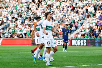 3-2. El Elche se agarra a la salvación ante un Atlético con bajas y en inferioridad