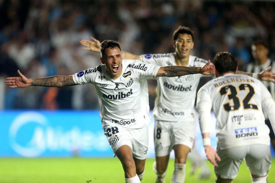 2-0. Santos saca ventaja liderado por Gabigol y con Neymar en la grada