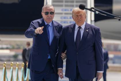 Donald Trump llegó a Ankara para participar en la cumbre de líderes de la OTAN