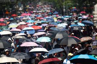 México anuncia aumento salarial del 9 % a docentes entre protestas por el Día del Maestro