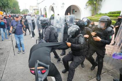 Investigan a 17 policías por abusos en protesta por el agua en el oeste de México