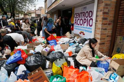Cientos de voluntarios reúnen ayuda en Bogotá para enviar a Venezuela tras terremotos
