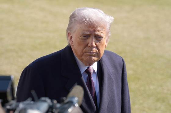 Trump afirma que no le gusta ver a Clinton declarar sobre Epstein ante el Congreso