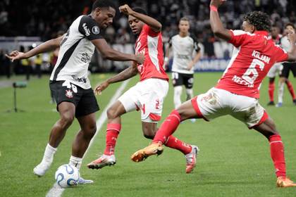 2-0. Corinthians castiga a Santa Fe y se afianza en el liderato
