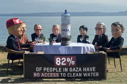 Oxfam recrea a líderes del G7 brindando con agua contaminada para protestar por Gaza