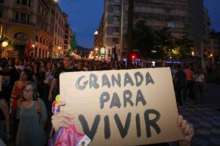 La manifestación por la vivienda en Granada concluye con una acampada