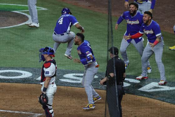 3-2. Venezuela conquista su primer Clásico Mundial de Béisbol tras vencer a EEUU en Miami