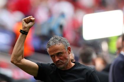 Luis Enrique, con Fabián; Arteta, con Mosquera en el lateral y Havertz en punta