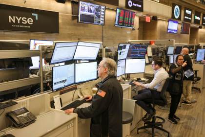 Wall Street comienza la semana en verde y sus principales índices suben alrededor del 1 %