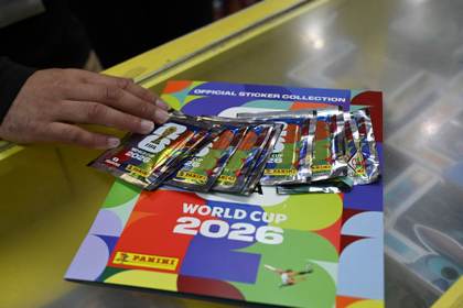 El furor por los cromos del Mundial desborda a Panini, vacía los quioscos y llena plazas