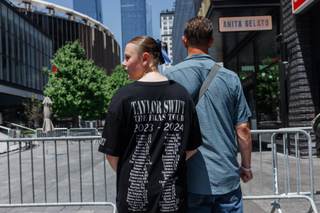 Los 'Swifties' rondan Nueva York a 40 grados por un mínimo atisbo de la boda del año
