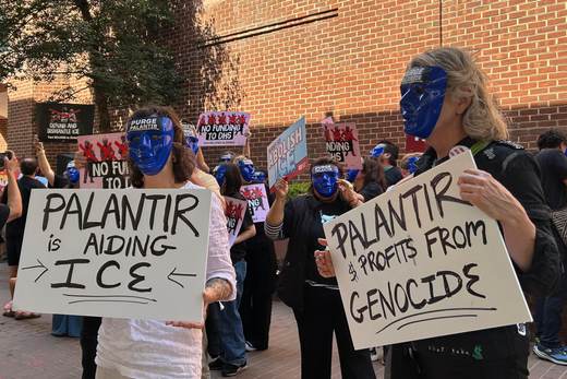 Manifestantes protestan en Washington contra Palantir por "lucrarse" con las deportaciones