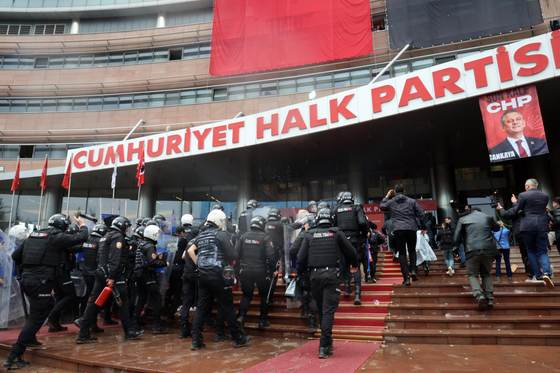 La policía evacúa la sede del partido opositor en Ankara ante disputa por liderazgo