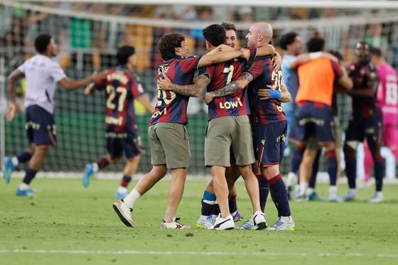 2-1. Todos contentos en la fiesta de fin de curso de La Cartuja